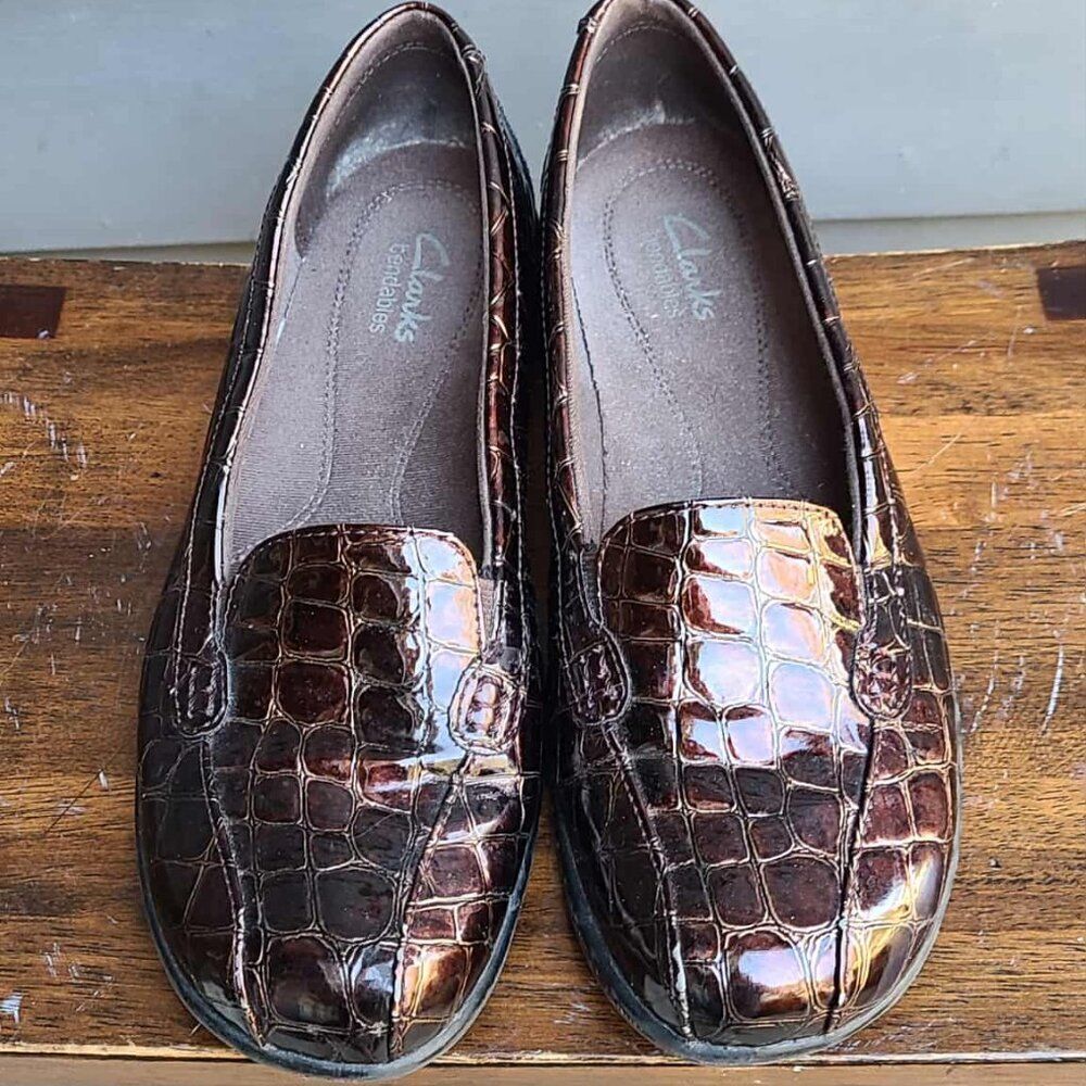 Clarks Bendables Brown Faux Croc Embossed Slip On Loafers size 7 1/2"